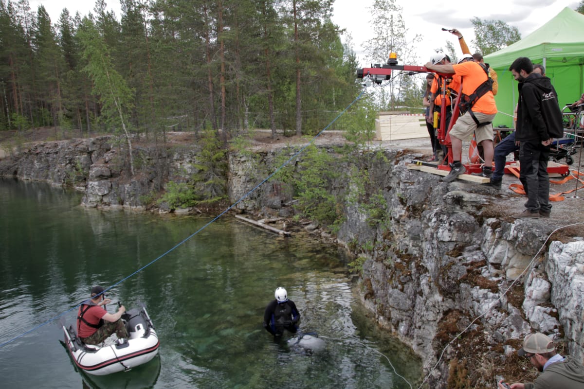 Tutkimusryhmä laskemassa sukellusrobottia louhokseen