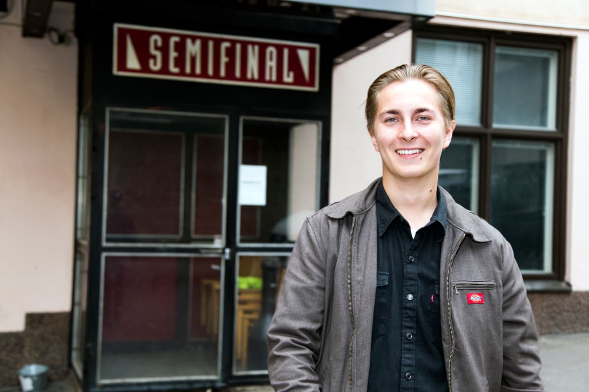 Mikko Merimaa Semifinal-klubin edessä.