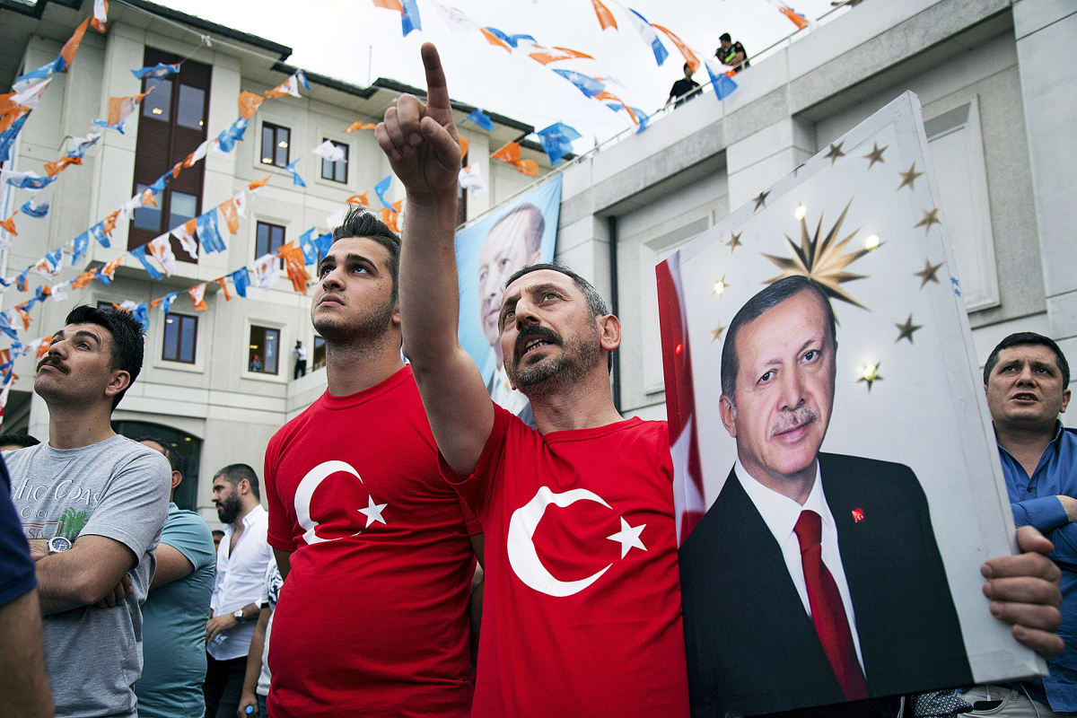 AKP-puolueen kannattajia Istanbulin kadulla 24. kesäkuuta.