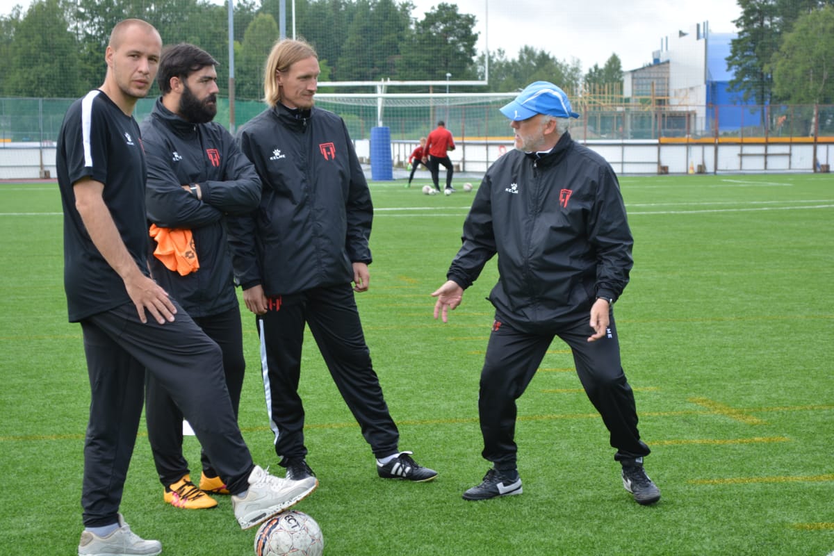 Päävalmentaja Ismael Diaz Galan näyttää mallia fysiikkavalmentaja Stjepan Likichille (oik), valmentaja Marcos Sierra Diazille ja valmentaja Mikko Isokankaalle.