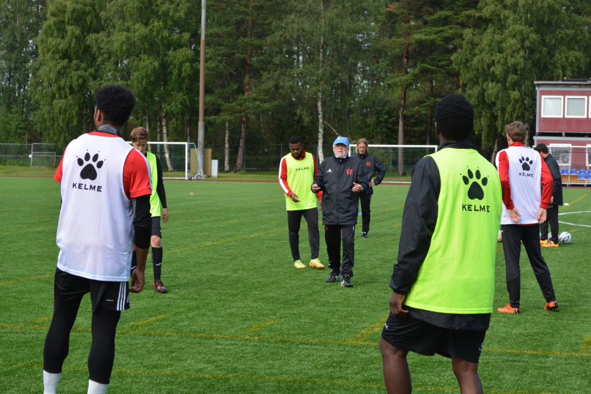 Deportivo Alavesin kotikaupungissa Vitoria-Gasteizíssa on 220 000 asukasta ja 14200 hengen jalkapallokatsomo. Oulussa asukkaita on 202.000 ja Raatin kentälle mahtuu vajaat 4400 katsojaa. Herculeksen pelejä tosin käy pienemmällä Castrenin kentällä seuraamassa vain parisadan hengen yleisö.