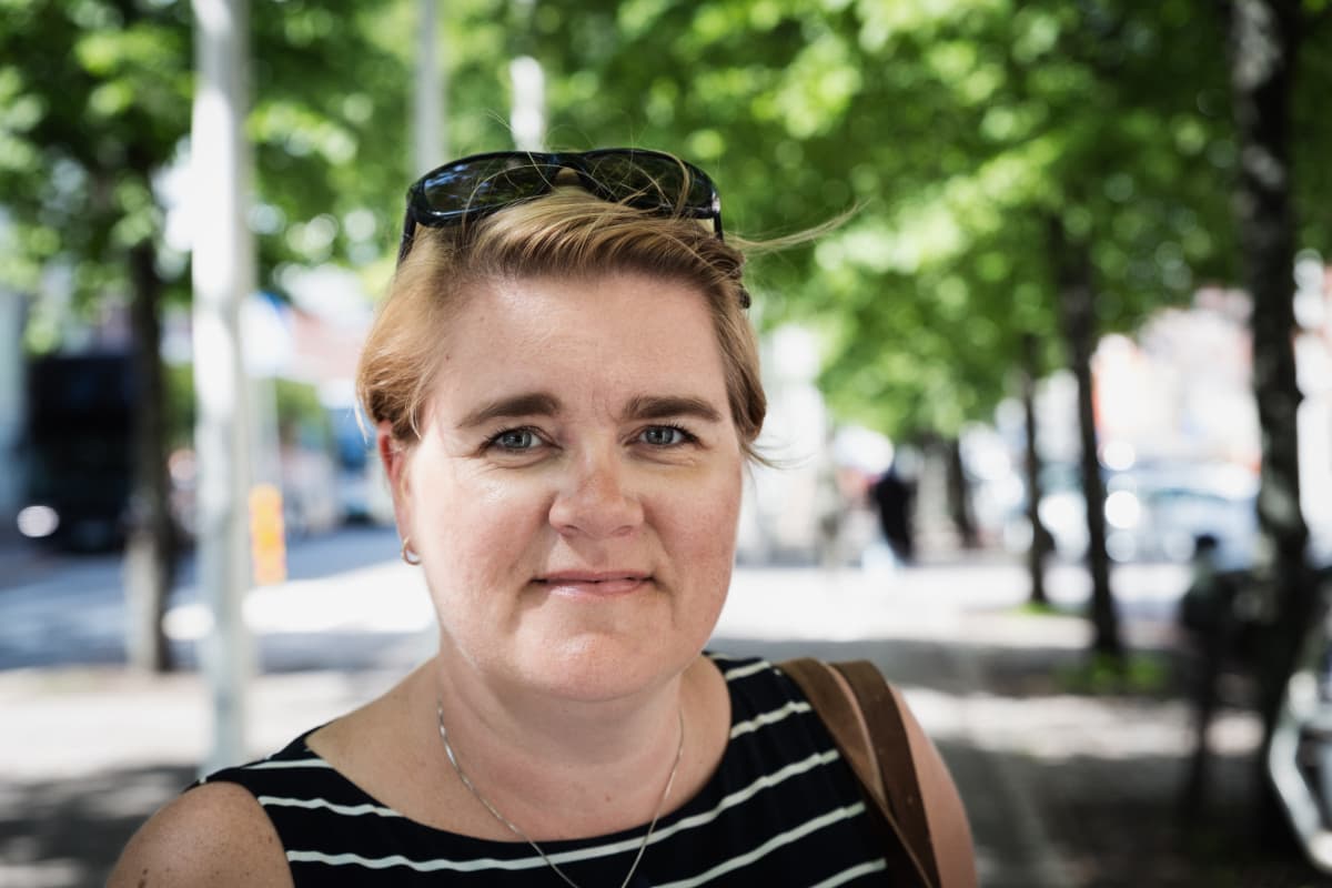 Katajanokkalainen Johanna Viherkoski kertoi lähtevänsä maalle Trumpin ja Putinin tapaamisen ajaksi.