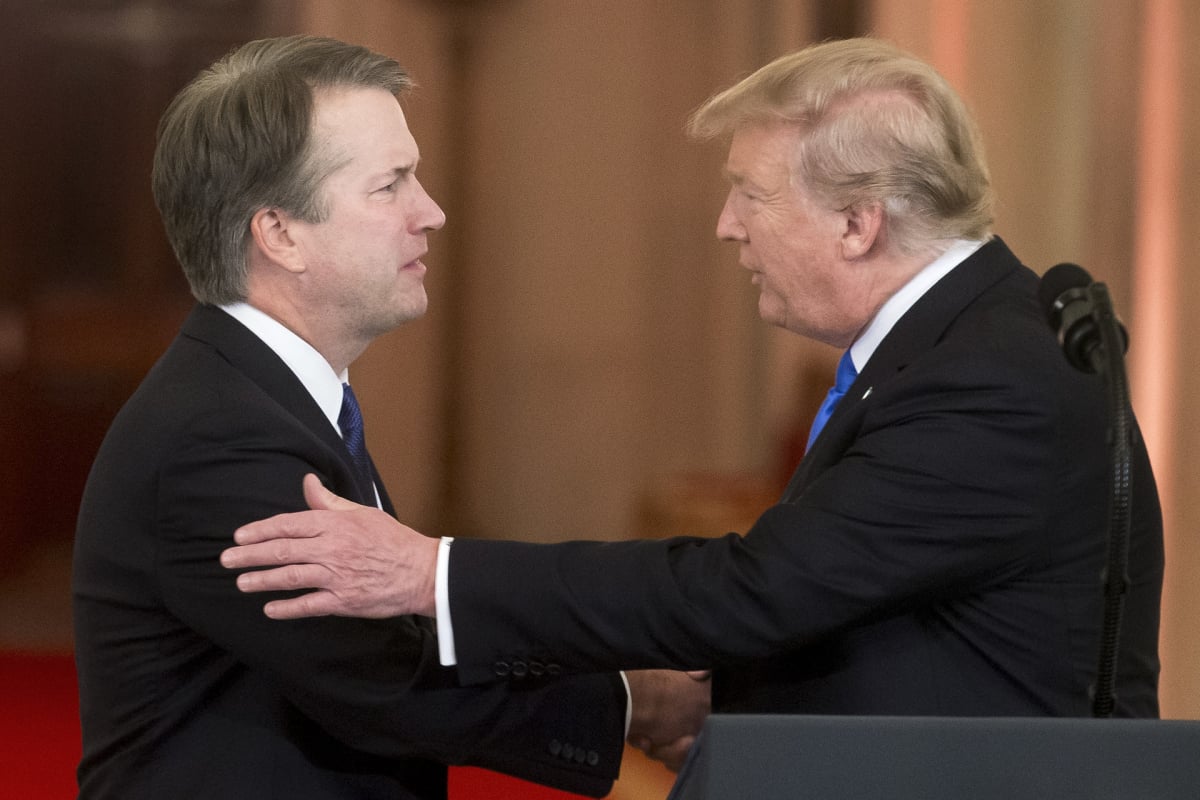 Brett Kavanaugh ja presidentti Donald Trump kättelevät.