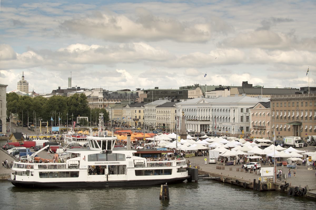 Suomenlinnan lautta Kauppatorin rannassa helsingissä.