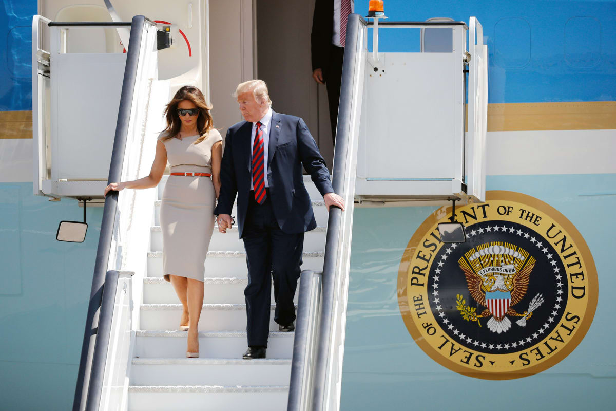 Yhdysvaltain presidentti Donald Trump ja Melania Trump laskeutuvat lentokoneesta käsi kädessä Stanstedin lentokentällä Lontoossa.