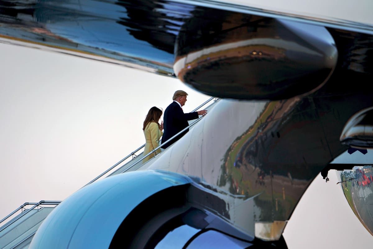 Donald Trump ja Melania Trump nousevat lentokoneeseen Helsinki-Vantaan lentokentällä.