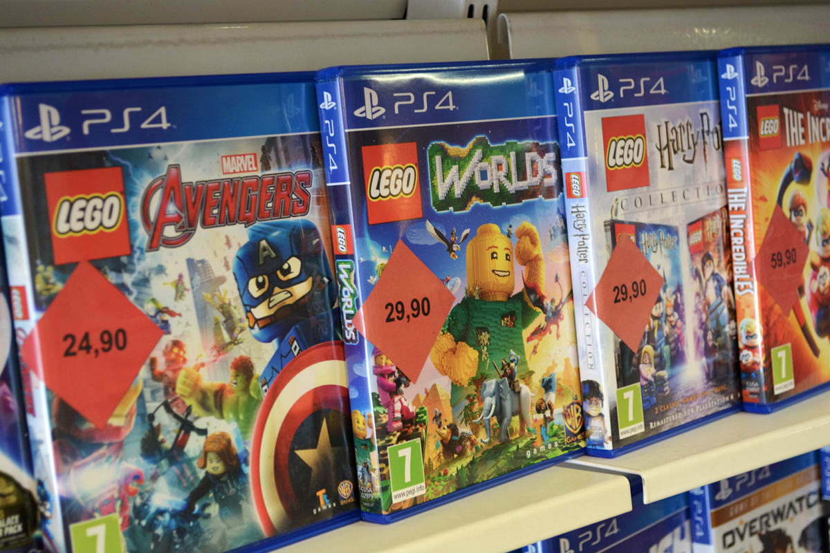Playstation 4 pelejä pelikaupan hyllyssä. Lego Avengers, Lego Harry Potter.