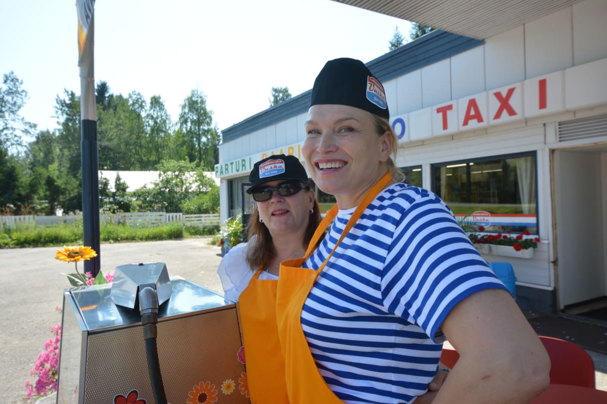 Marian ystävä Sirpa Jääskeläinen Maria Kokkosen kanssa Unskan vanhan bensapumpun edessä