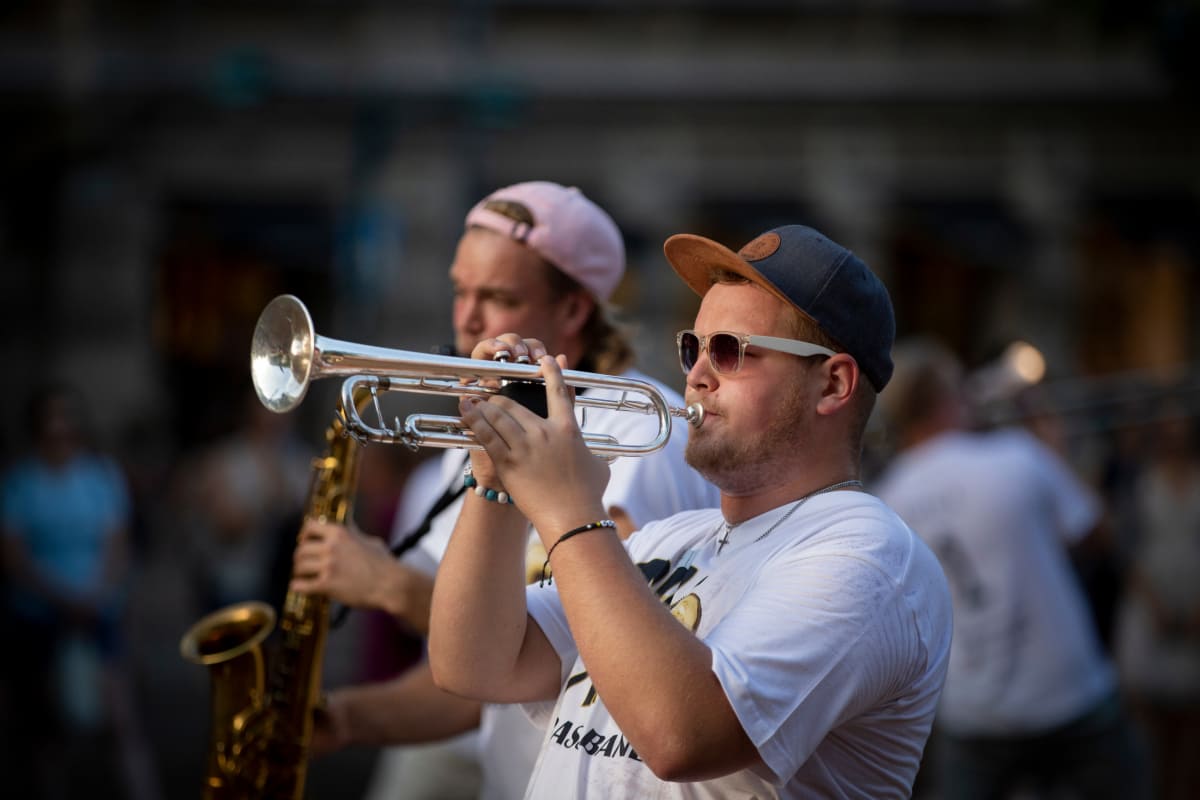 Timo Brass Bandiin kuuluva trumpetisti Aapo Wikstén soittaa Esplanadin puistossa.