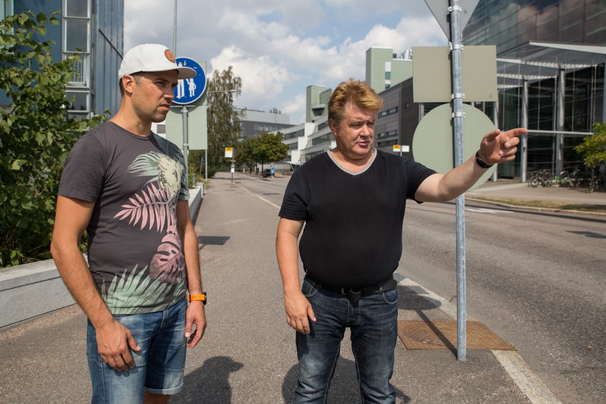 Pertti Holmberg näyttää Tatu Vanniselle paikkaa, missä hän elvytti kammiovärinän saanutta Vannista.
