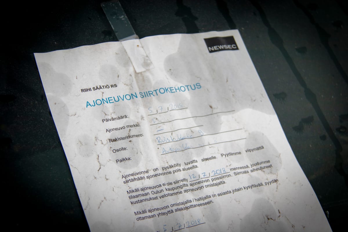 Ajoneuvon ikkunaan liimattu ajoneuvon siirtokehoitus.