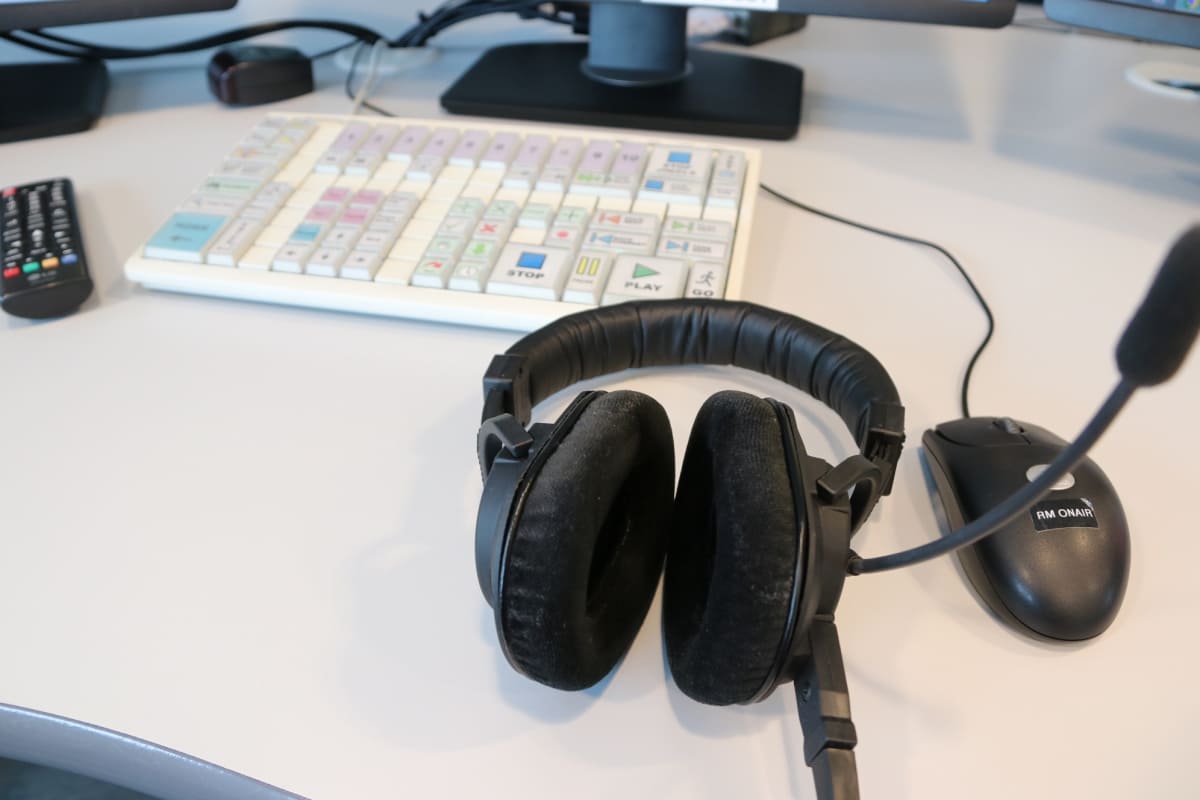 Radiokuulokkeet pöydällä.