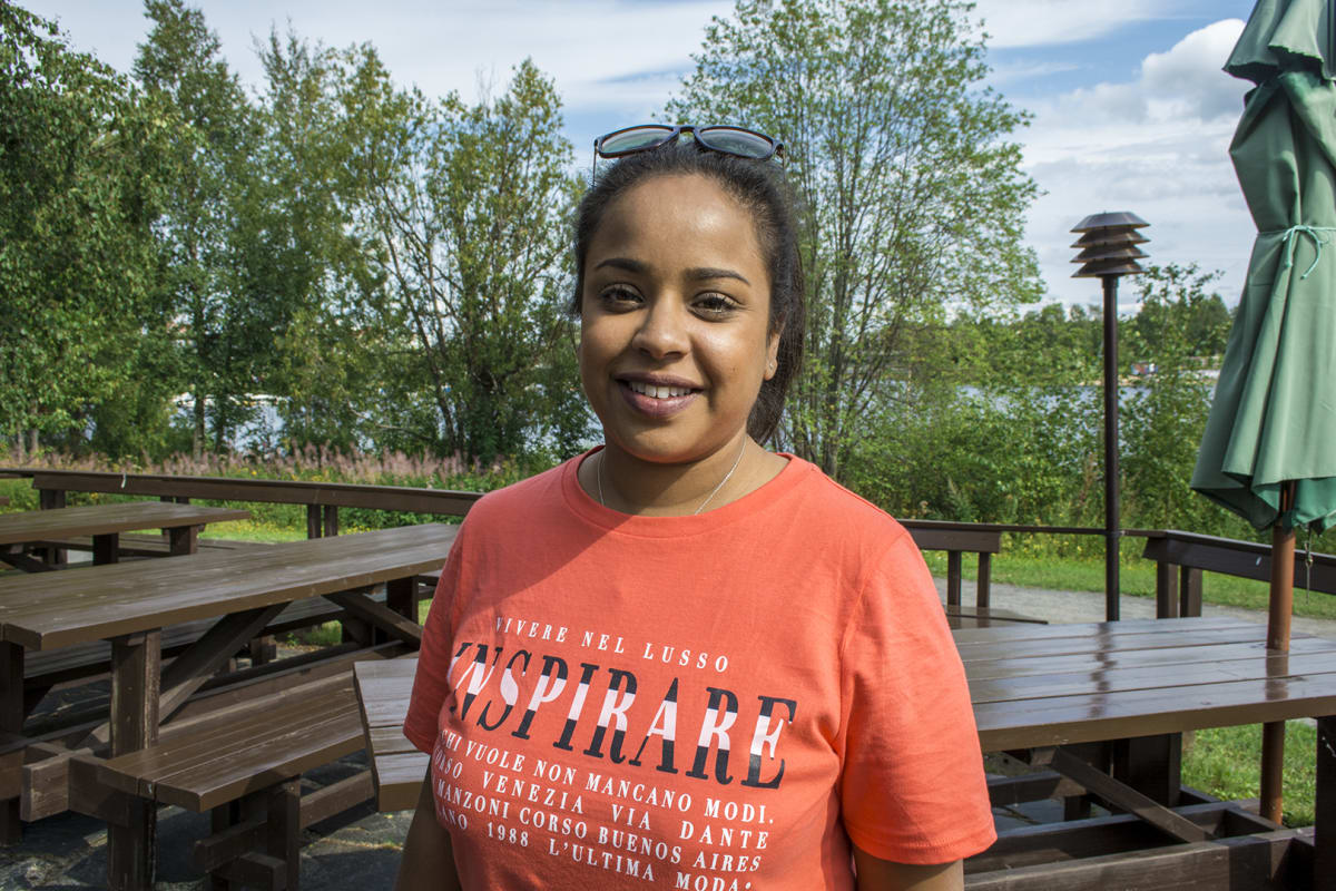 Suurten kansainvälisten elokuvatuotantojen kuvauspaikkajärjestäjä Asha Sharma.