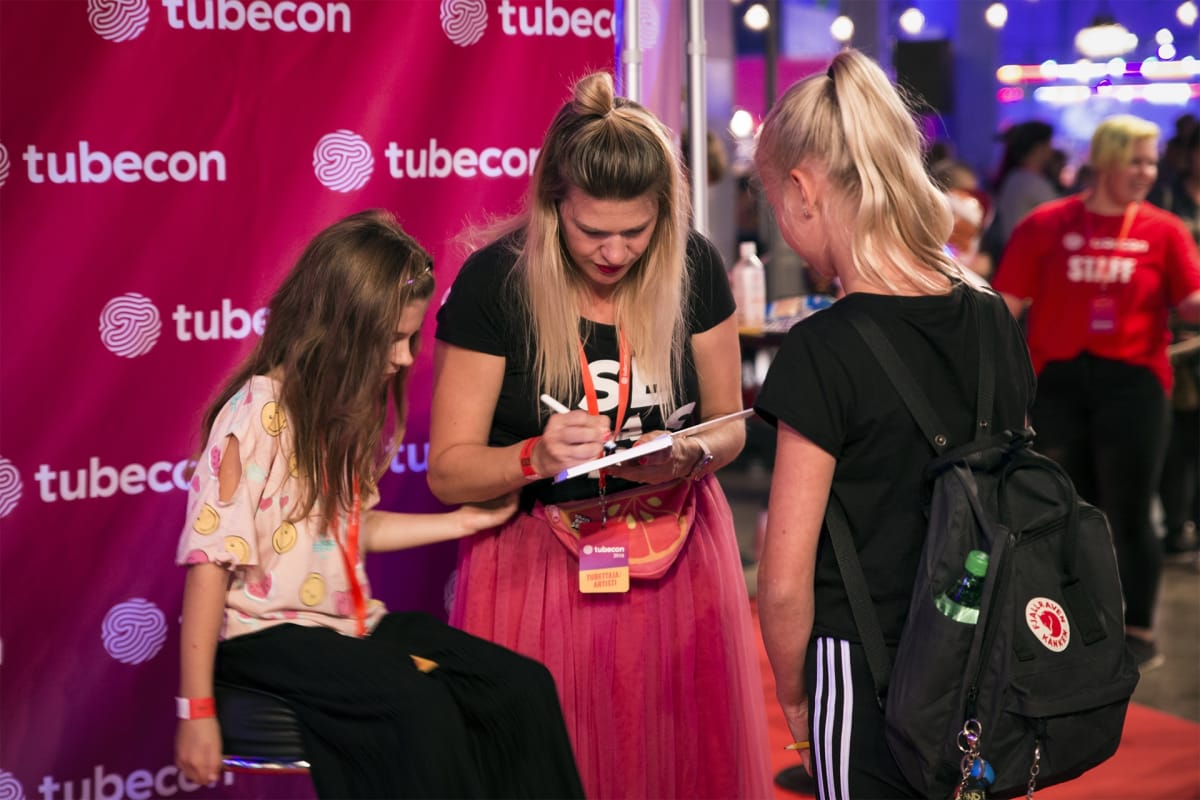 Tubecon, nimikirjoitus