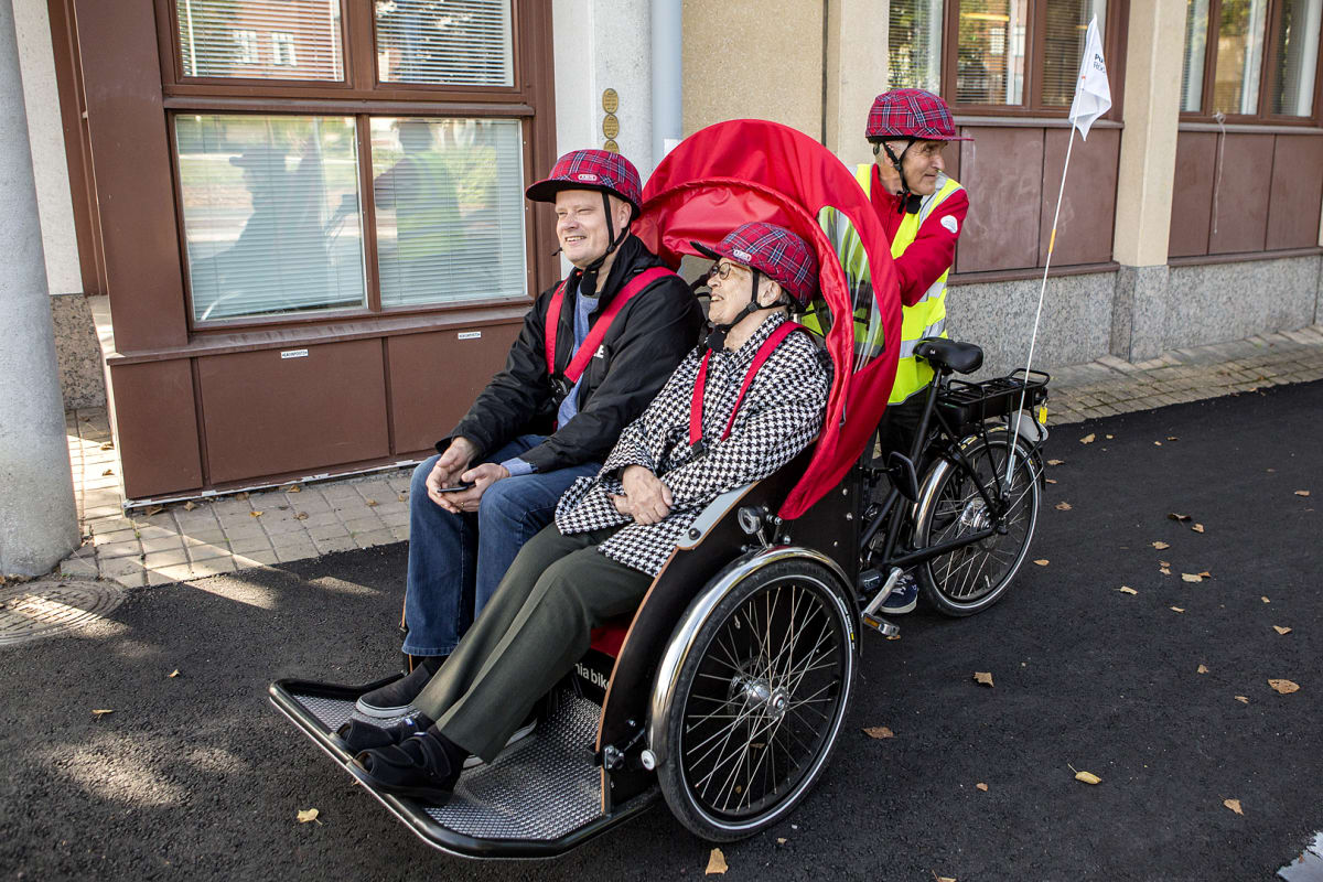 Sirkka Värtö riksan kyydissä.