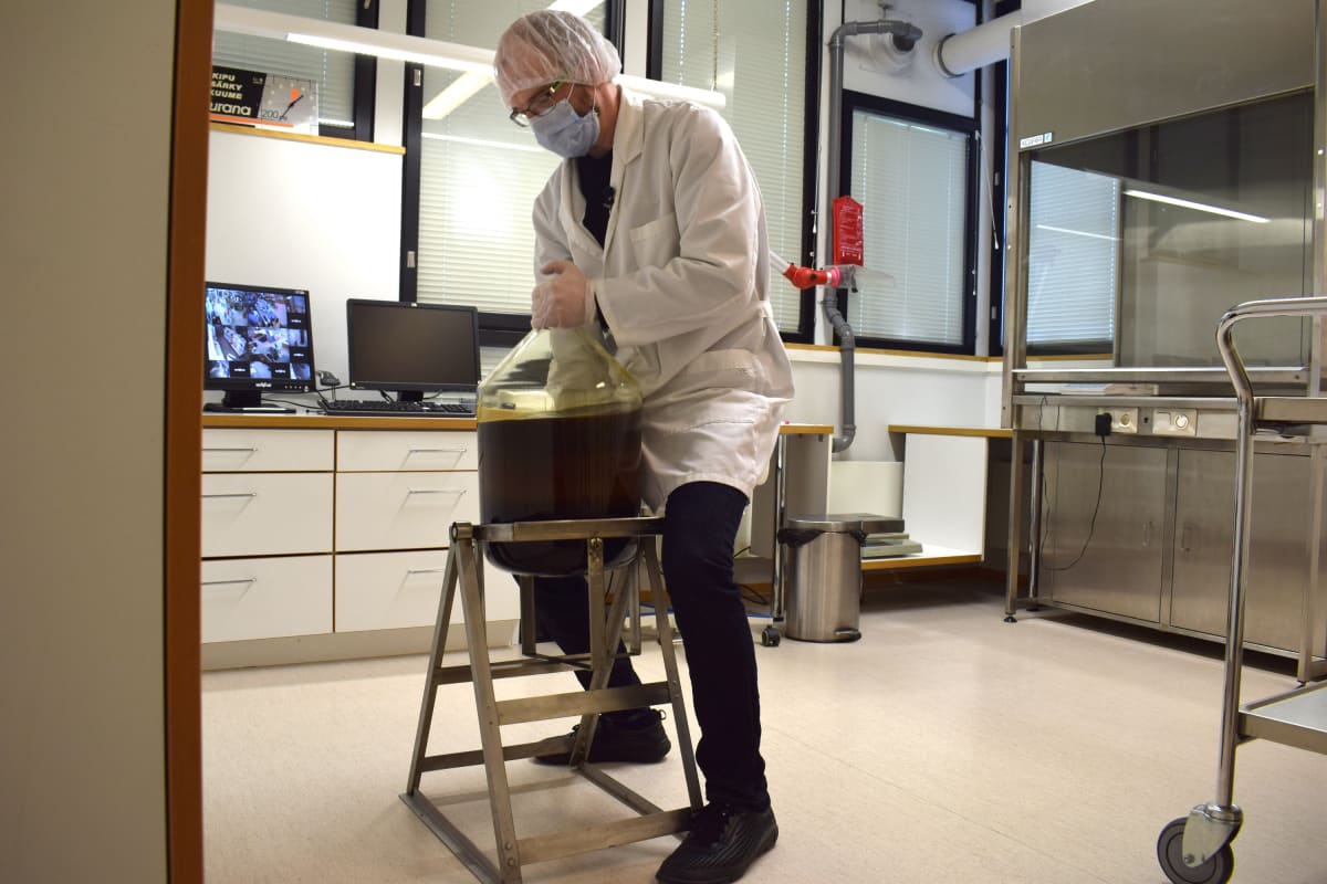 Merikarvian apteekissa tehdään itse yskänlääkettä. Farmaseutti Marko Tampio.