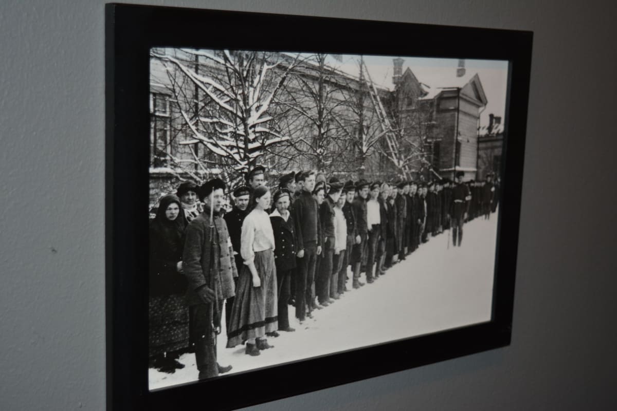 Kansan Arkiston kuva Vaasasta 1918. Kuva on esillä Seinäjoen Suojeluskuntamuseossa.