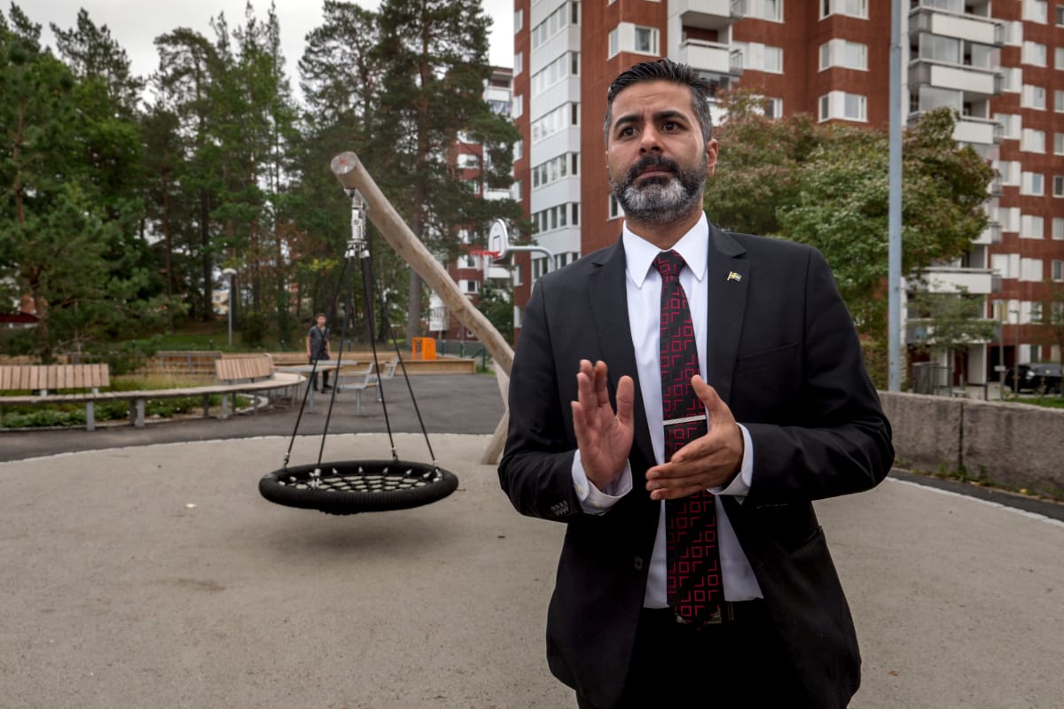 Ruotsidemokraatti Tommy Deoganin mukaan lähiöiden ongelmia on yritetty ratkoa rakentamalla leikkipaikkoja ja nuorisotaloja.