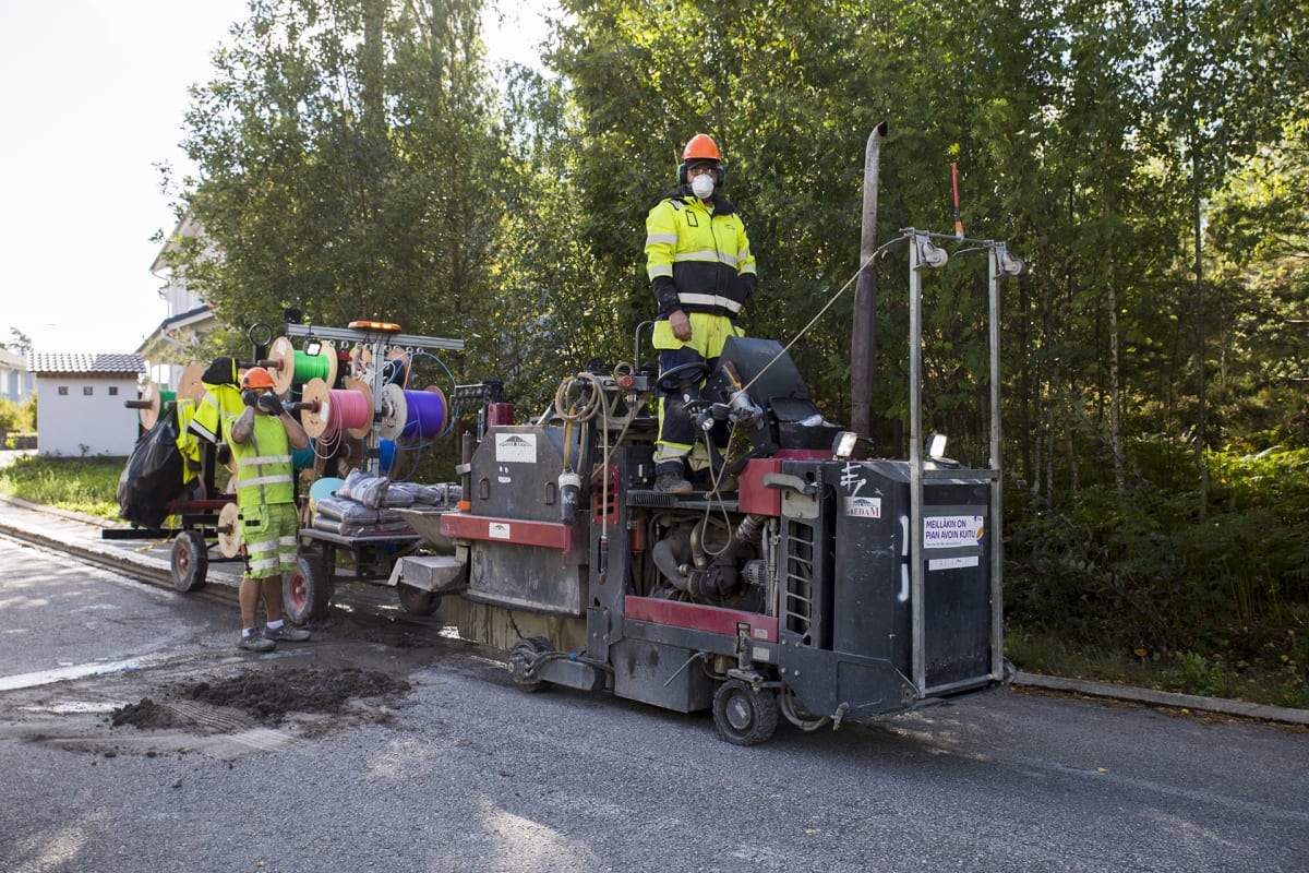 Valokuitukaapelia vedetään mikro-ojituksella Kirkkonummella