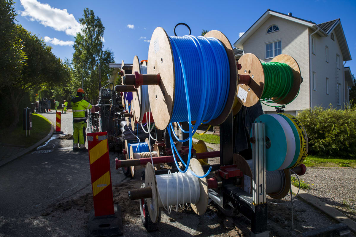 Valokuitukaapelia vedetään mikro-ojituksella Kirkkonummella.