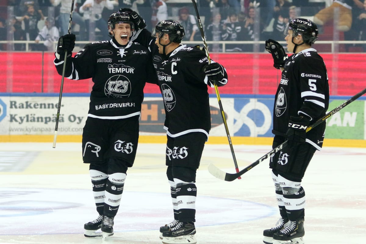 Kaapo Kakko (vas.), Ilari Filppula ja Santeri Lukka juhlivat Kakon maalia HPK:ta vastaan.