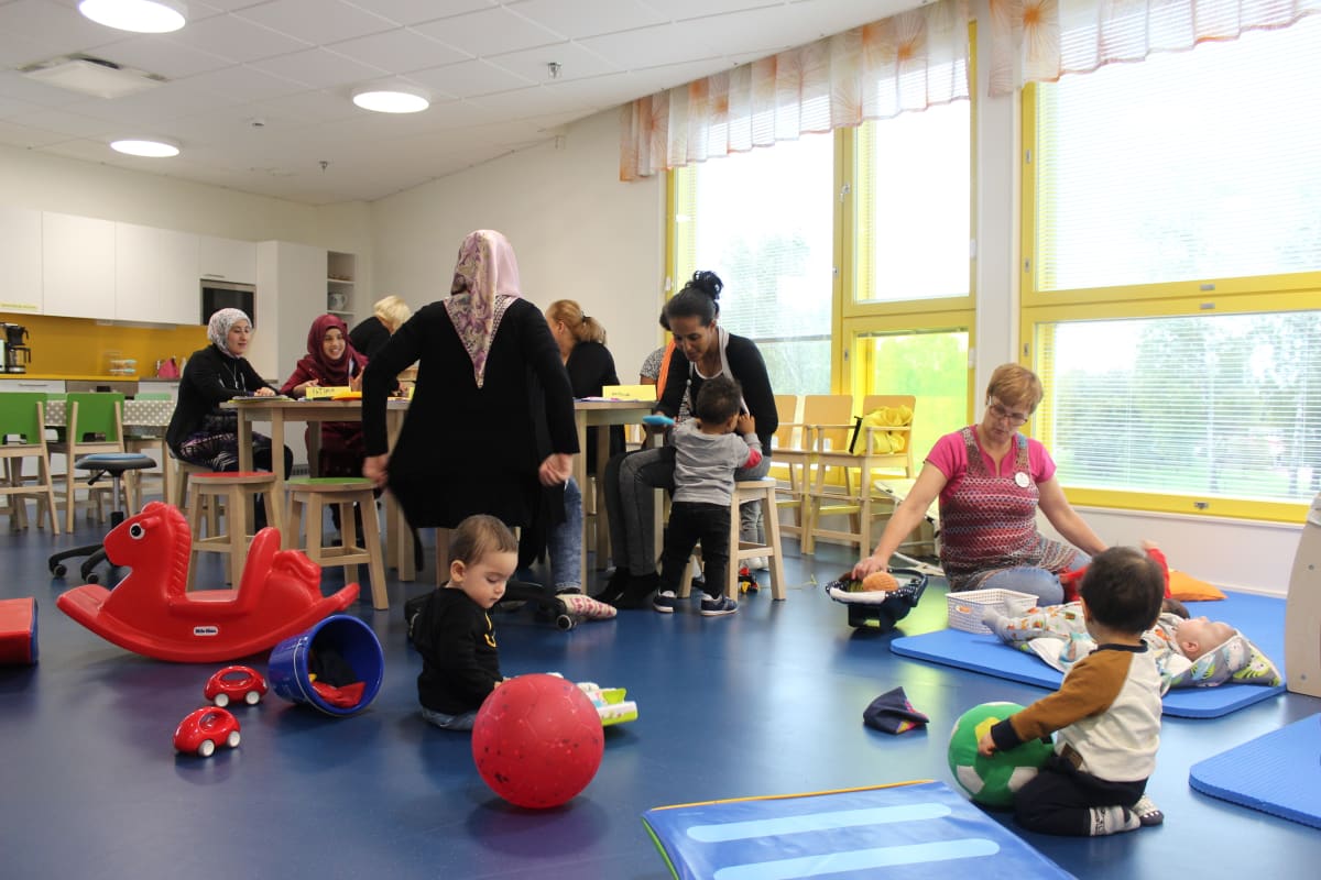 Maahanmuuttajaäitien kielikurssi Kotkassa.