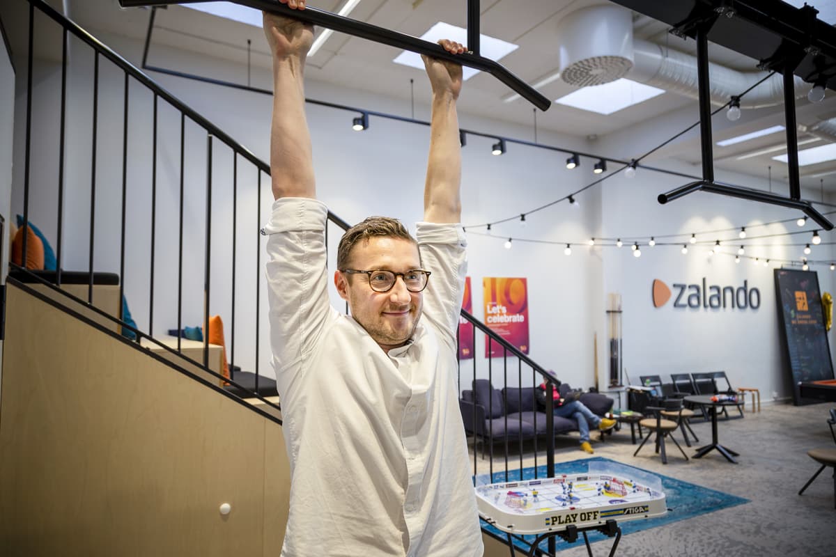 mies roikkuu rekkitangossa