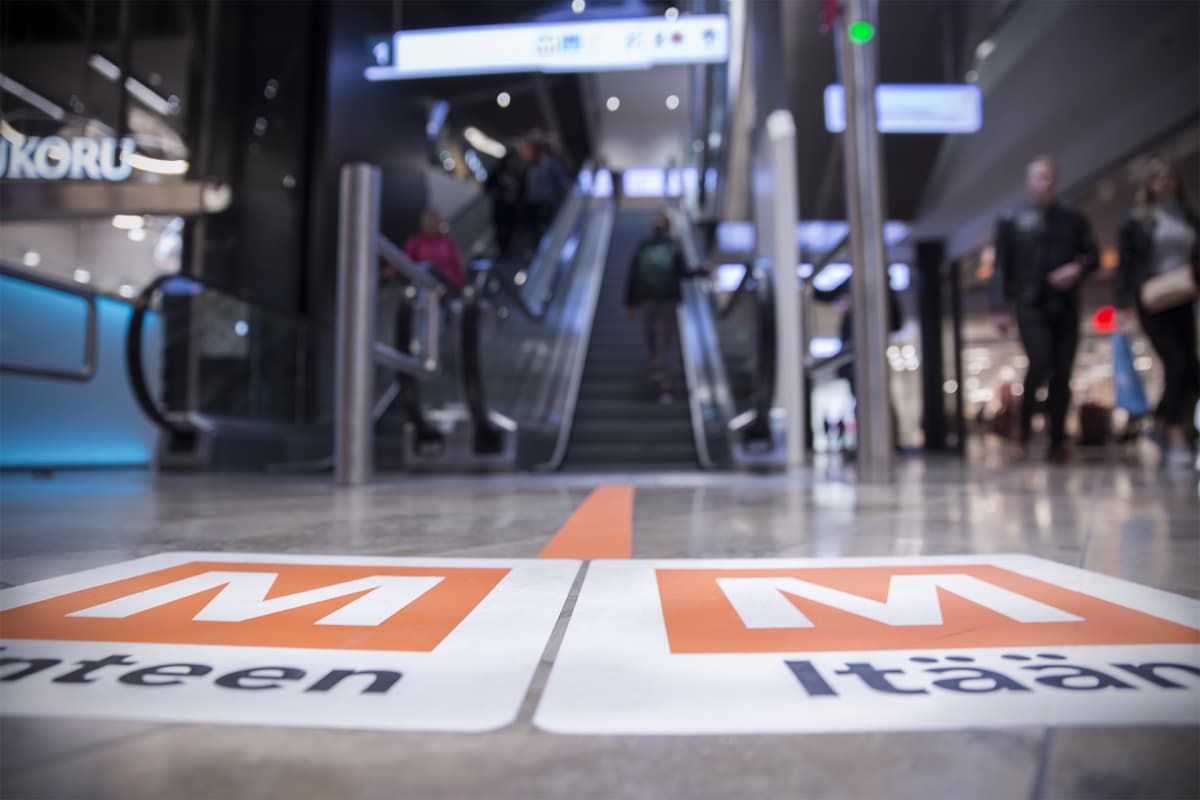 Metro-opasteet Kauppakeskus Redissä.