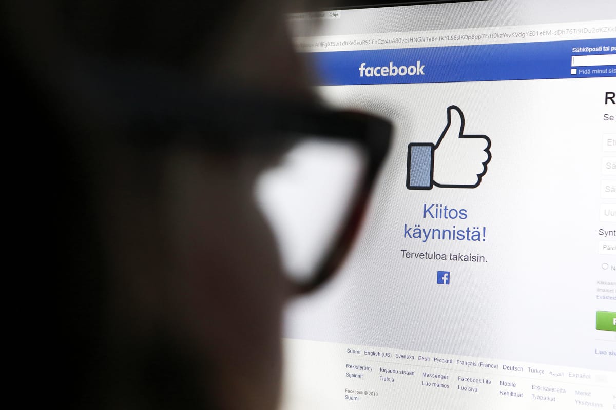 Mies katsoo Facebookin aloitussivua