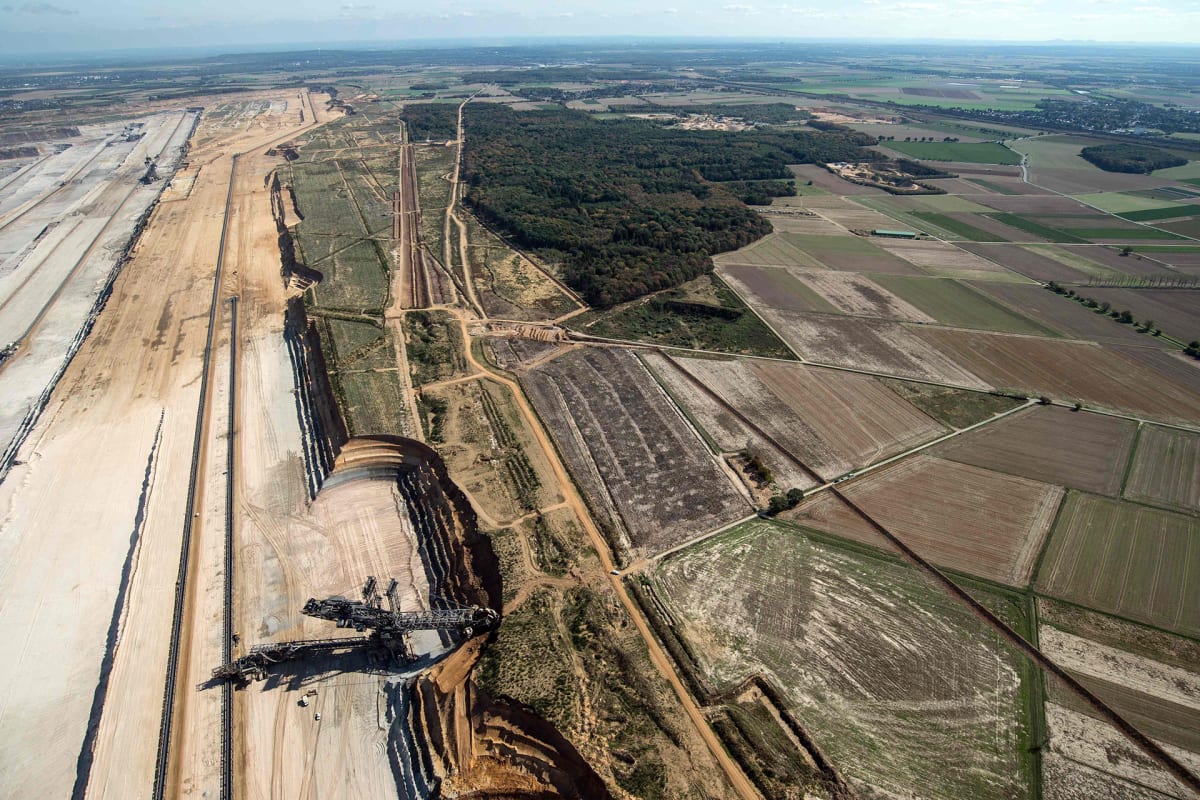 Ilmakuva Kölnin lähistöllä sijaitsevasta Hambacher Forst -kivihiilikaivoksesta sekä sitä ympäröivästä ja hupenevasta metsäalueesta, jota yritetään suojella kaikin keinoin.