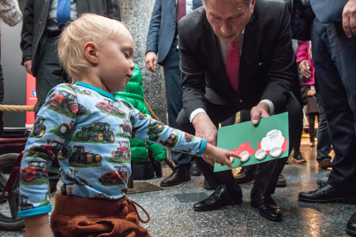 Topi lähetti presidentin Aaro-pojalle terveisiä askartelemallaan kortilla. "Se on Valmet", poika kertoi presidentille.
