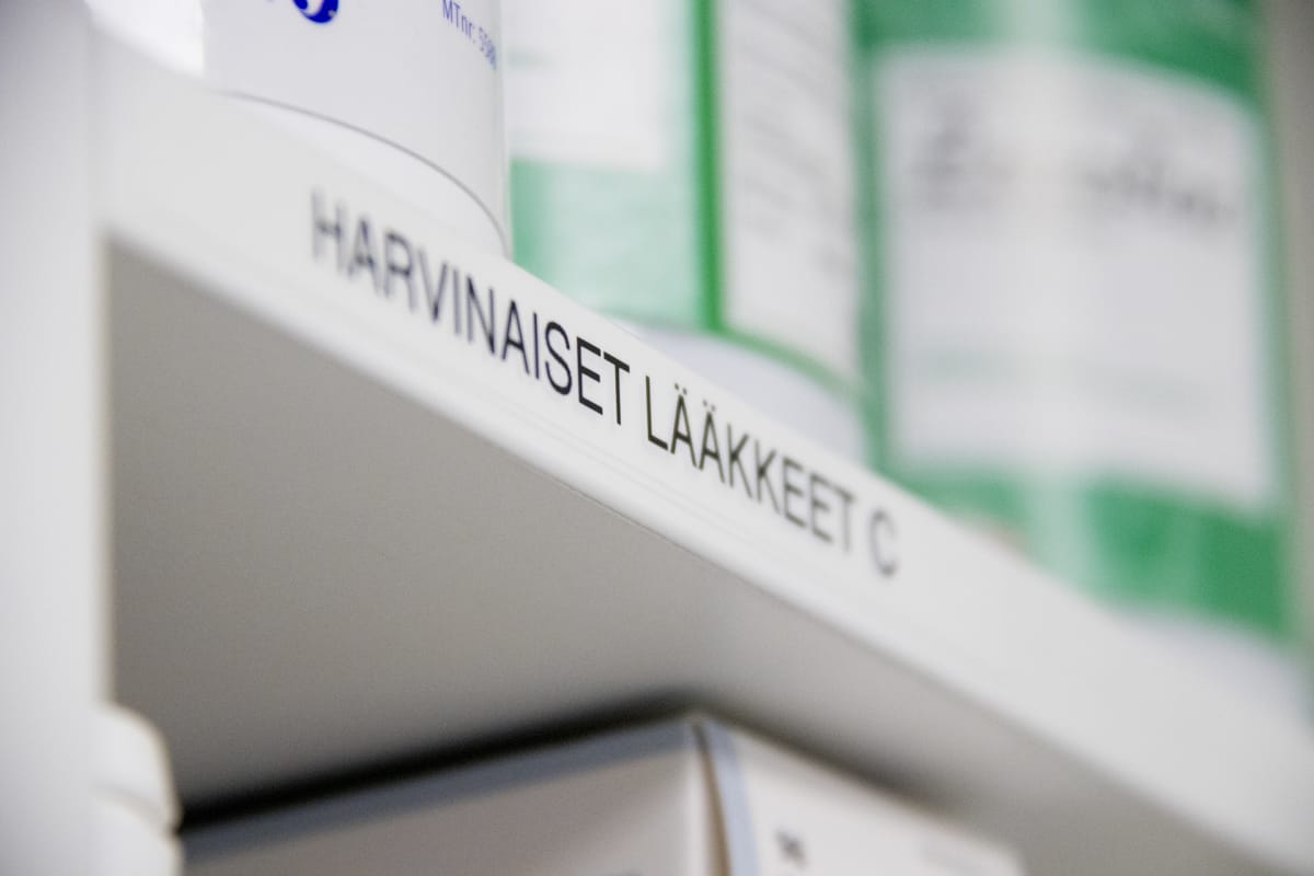 Kalliita lääkkeitä varaston hyllyllä.