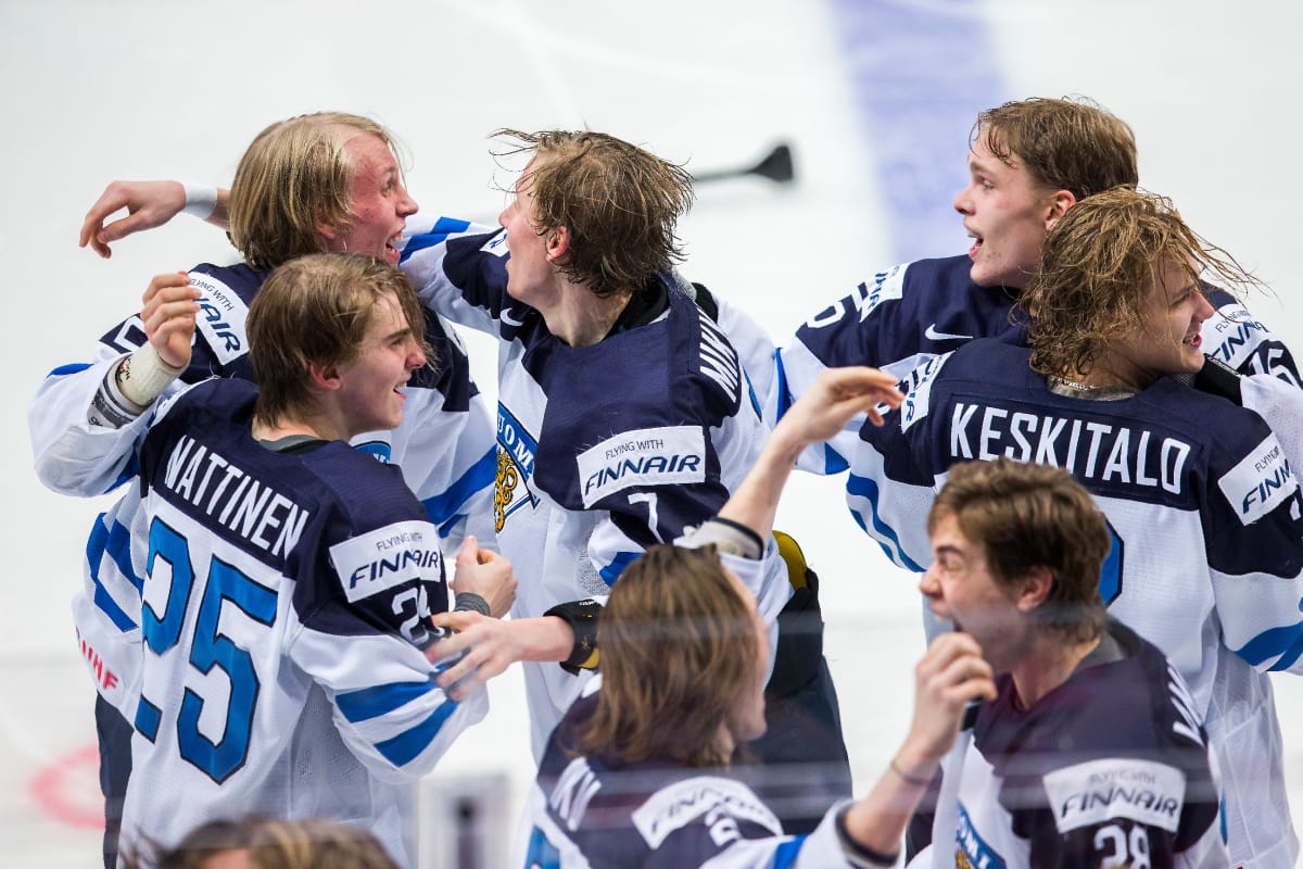 Patrik Laine, Julius Nättinen, Niko Mikkola, Miro Keskitalo, Juho Lammikko ja Sami Niku juhlivat alle 20-vuotiaiden MM-kultaa.