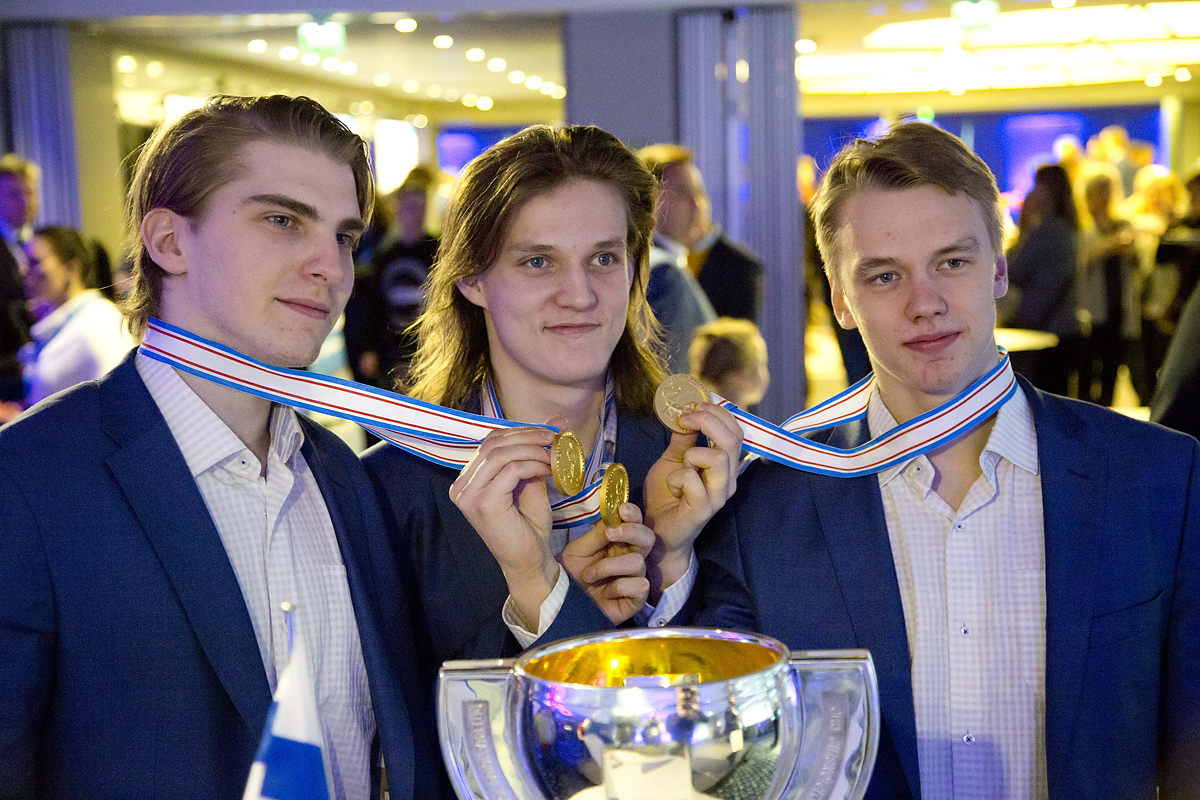 Julius Nättinen, Sami Niku ja Veini Vehviläinen alle 20-vuotiaiden MM-kultamitalien kanssa.