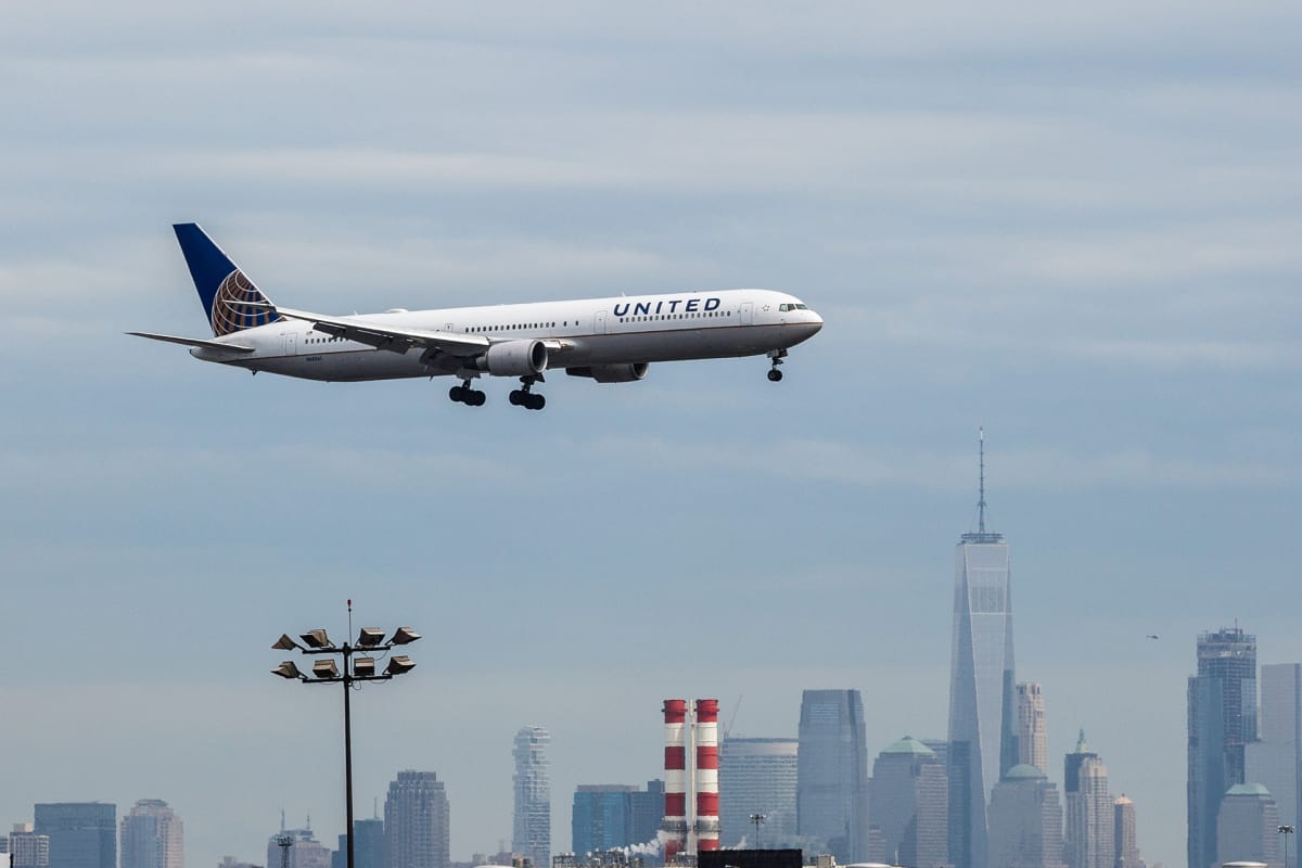 United Airlines:n kone lasketumassa Newarkin lentokentälle.