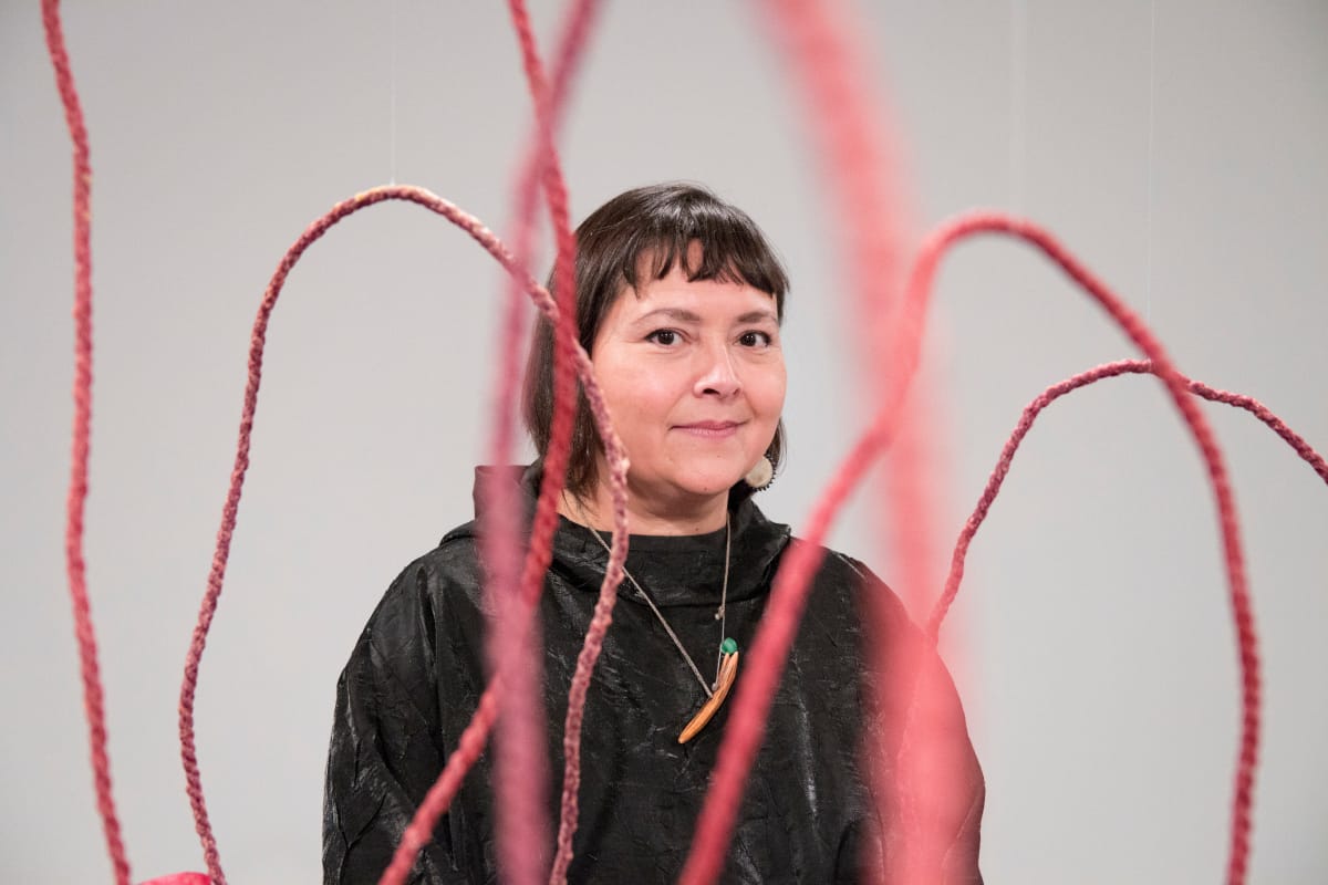 Sonya Kelliher-Combs on taustaltaan inupiaq eskimo ja athabascan intiaani, irlantilainen ja saksalainen.