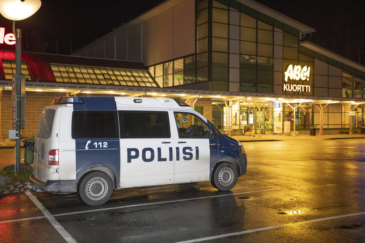 Poliisi ja puolustusvoimat eristivät tutkittavaa aluetta Kuortin ABC-asemalla Pertunmaalla 19. lokakuuta.