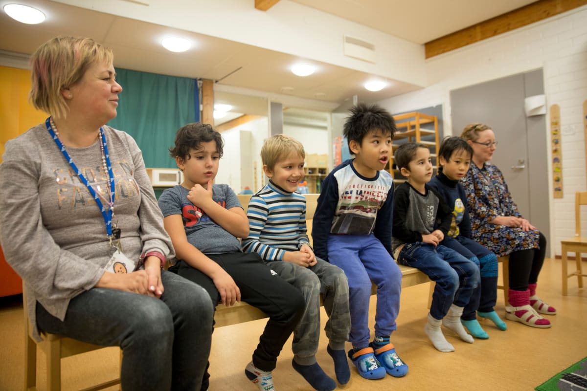 Rautpihan päiväkodin lapsia ja henkilökuntaa Vantaalla.