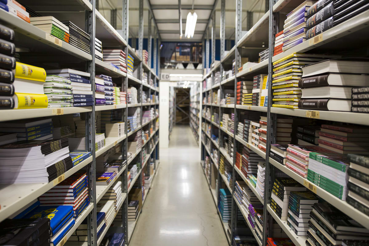 Hyvinkäällä sijaitsevassa Kirjavälityksen varastossa on 12–13 miljoonaa kirjaa.