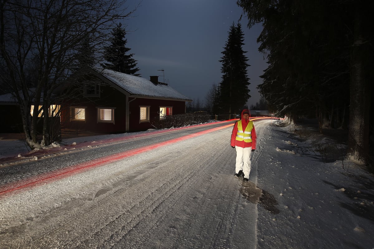 Heijastinliiviä käyttävä jalankulkija