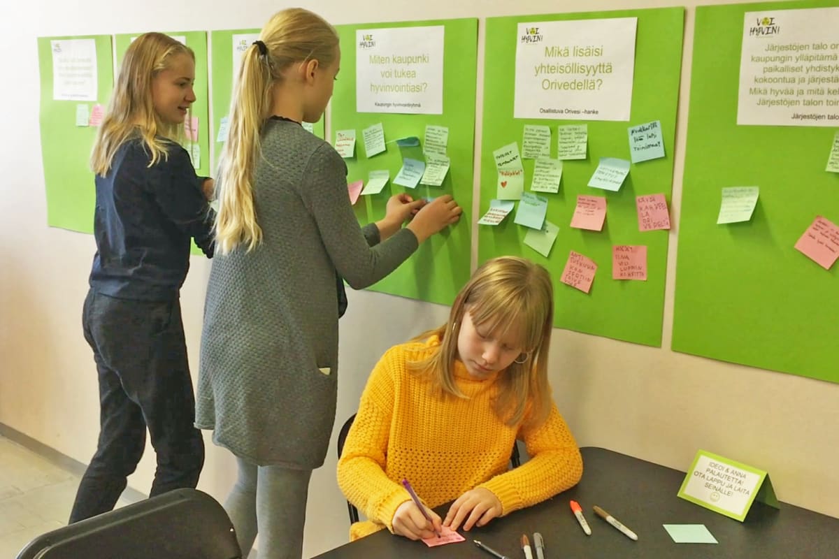 Koululaiset jättivät viestejä Oriveden pop-up-toimiston seinälle.