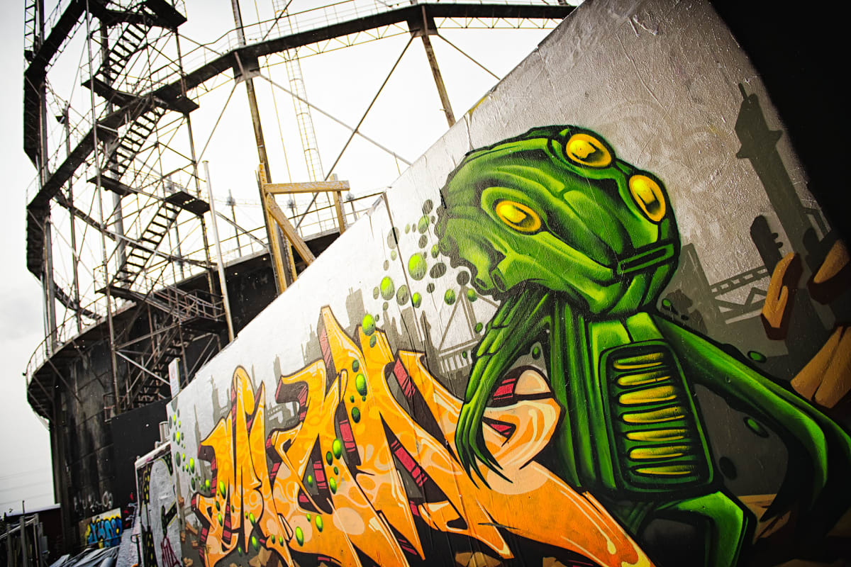 Graffiti rakennustyömaan aidassa.