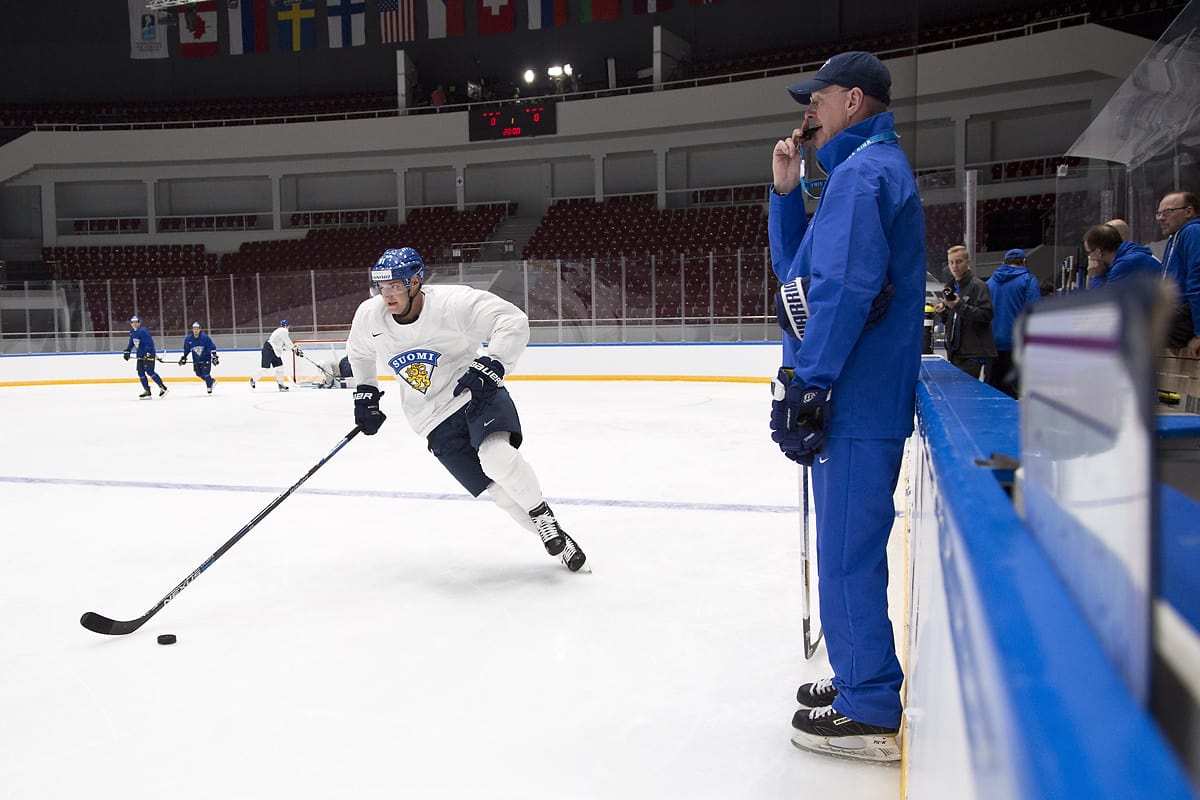 Barkov jäällä Leijonien harjoituksissa