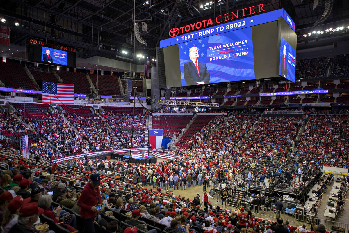 Toyota Arena täyttyi Trumpin kannattajista.