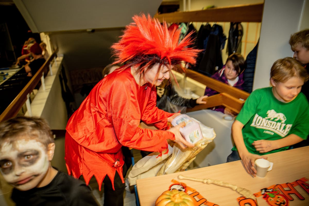 Opettaja Tiia Niskanen Käpylän yhtenäiskoulun halloween-juhlassa.
