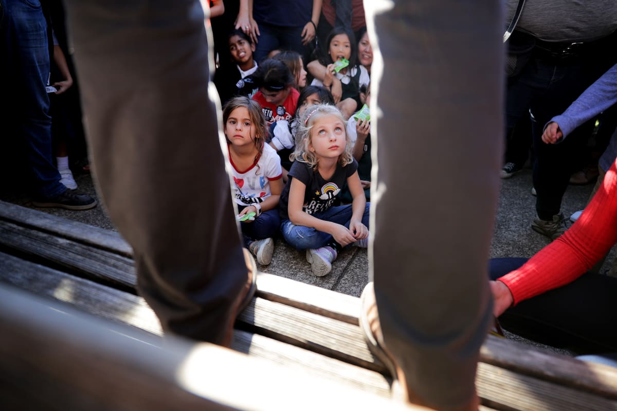 Lapset kuuntelevat Yhdysvaltain senaatin republikaaniehdokasta Beto O’Rourkea kampanjointitilaisuudessa 2. marraskuuta Dallasissa, Teksasissa.