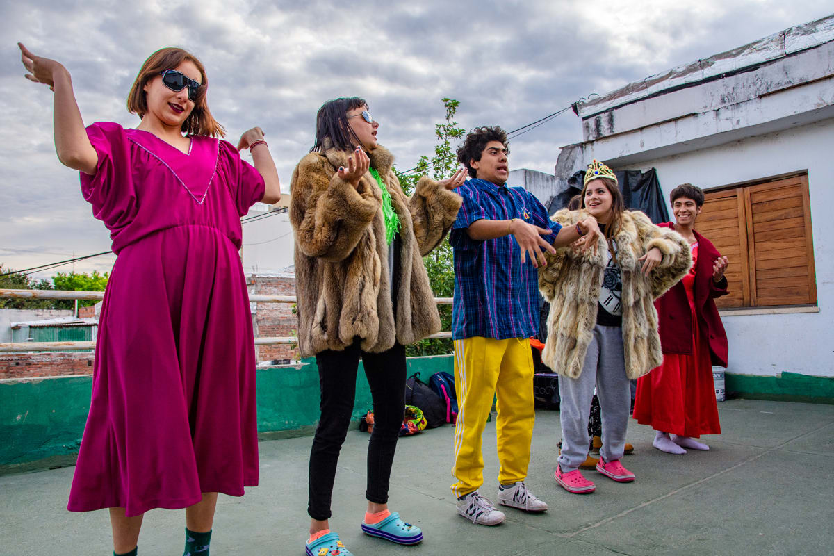 Enzo Veleizán näyttää teatteriryhmälleen tanssiliikkeitä saltalaisen Taller de Teatro Sensaciones -teatteripajan kattoterasilla.