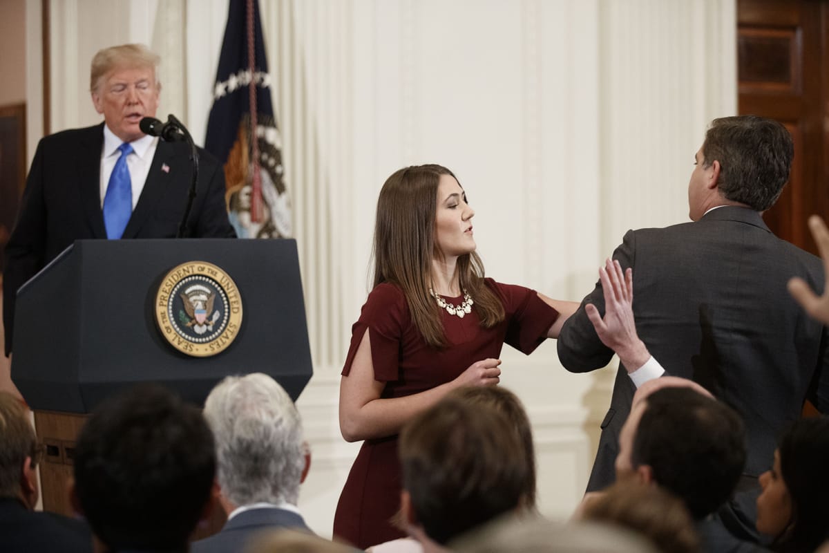CNN:n toimittaja Jim Acosta ja presidentti Donald Trump kinastelivat tiedotustilaisuudessa.