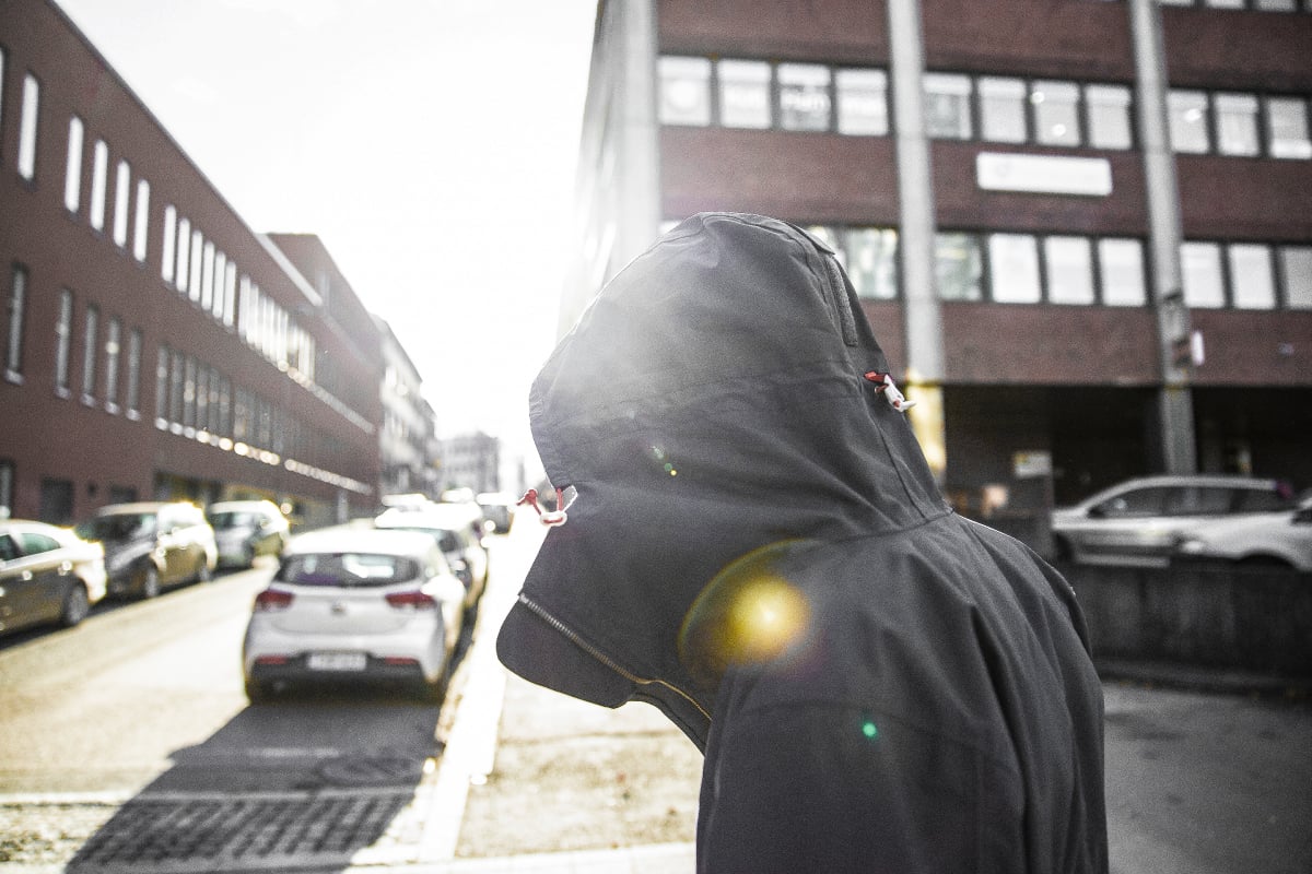 Nuori kävelee kadulla