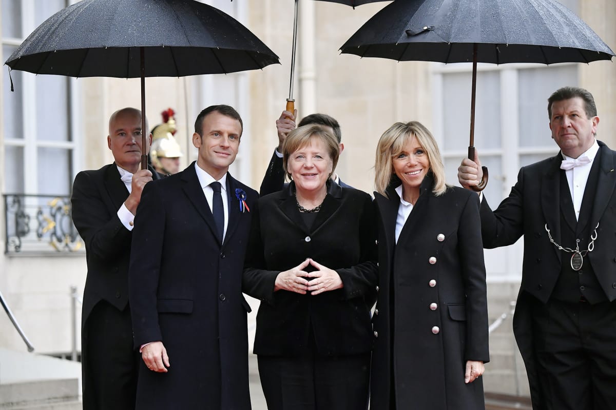 Emmanuel Macron, Angela Merkel ja Brigitte Macron muistotilaisuudessa Pariisissa.